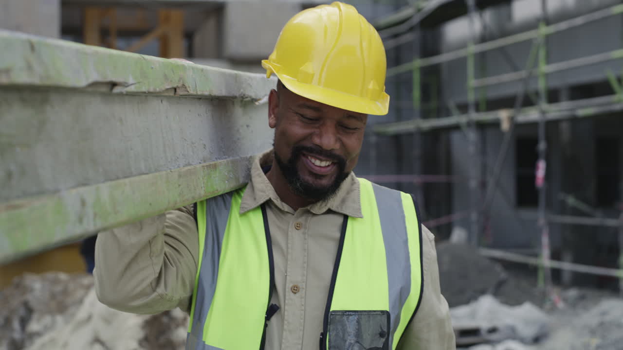 un hombre confiado trabajando en un sitio de construcción