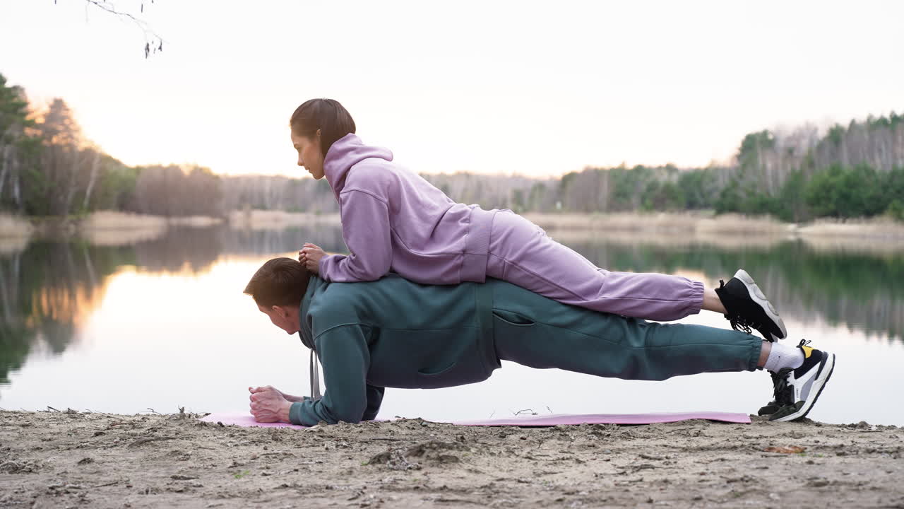 pareja haciendo deportes al aire libre