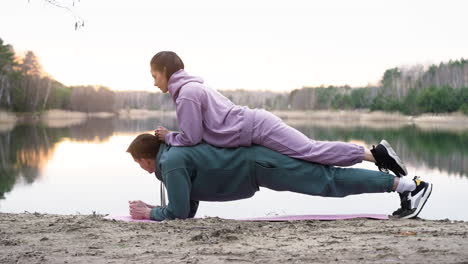 Couple-doing-sports-outdoors