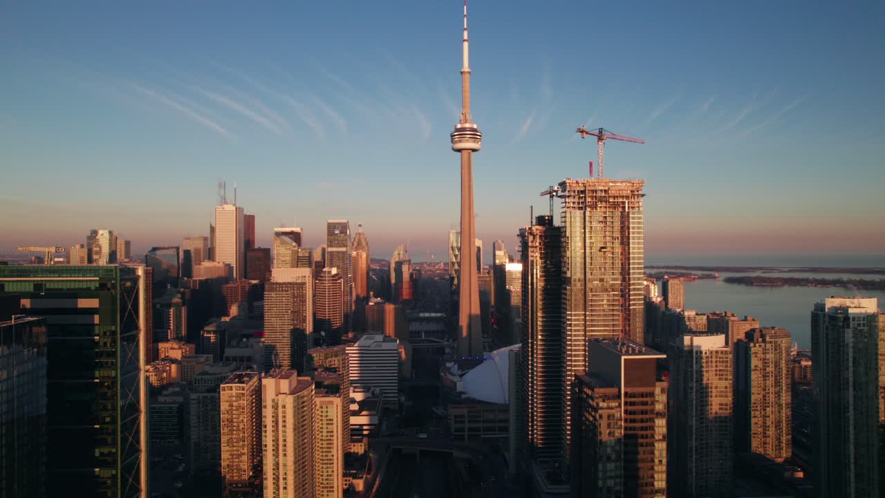 Splendida veduta aerea della CN Tower di Toronto con illuminazione serale, 4K.