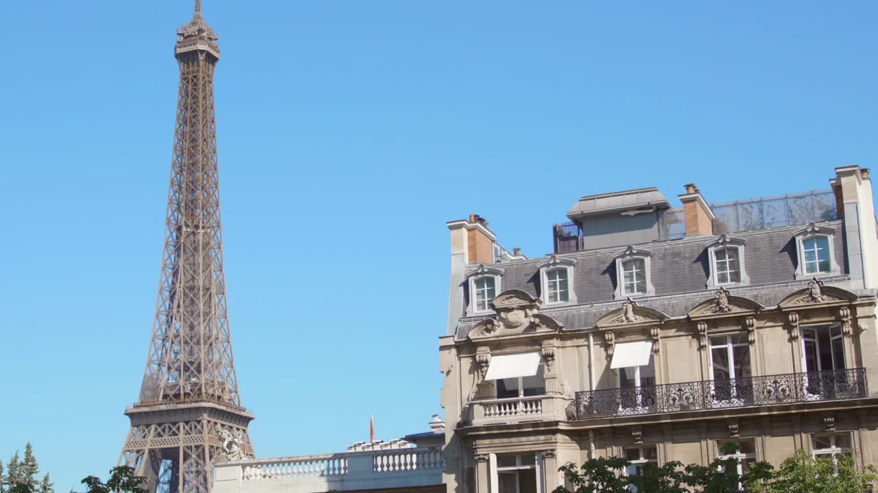 프랑스 파리의 푸른 하늘을 배경으로 상징적인 에펠탑과 파리 건축