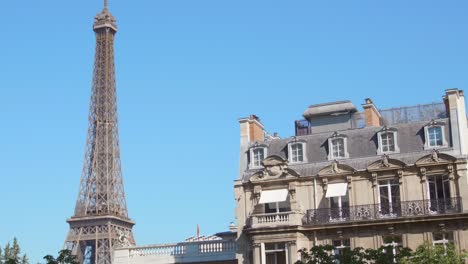 Ikonischer-Eiffelturm-Und-Pariser-Architektur-Gegen-Blauen-Himmel-In-Paris,-Frankreich