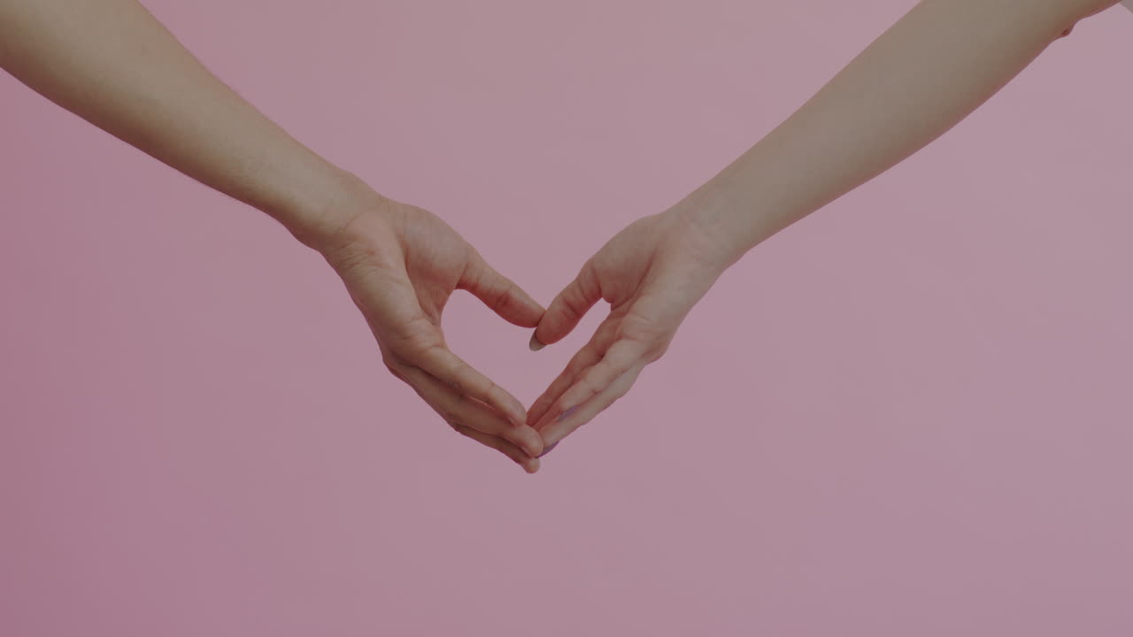 manos en forma de corazón