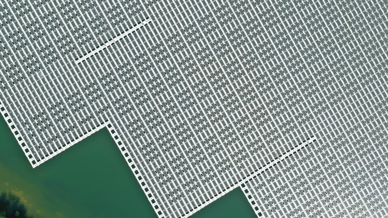paneles solares flotantes en el agua en el estanque con vista aérea