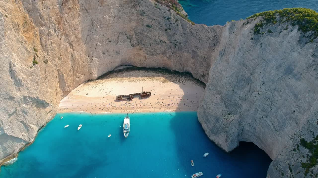 pintoresca vista aérea de la playa del naufragio en la isla de zakynthos en grecia