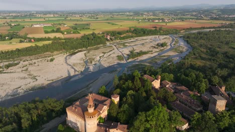 vista aérea ascendente del castillo de rivalta en la provincia de piacenza, italia