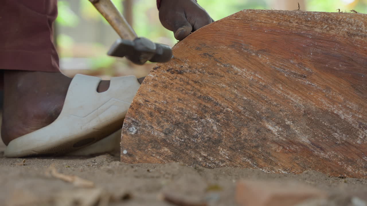 Abilità di falegnameria rustica. Tecniche manuali di lavorazione del legno in contesti rurali. Metodi di carpenteria tradizionali applicati da artigiani esperti nella giunzione manuale del legno in paesaggi rurali