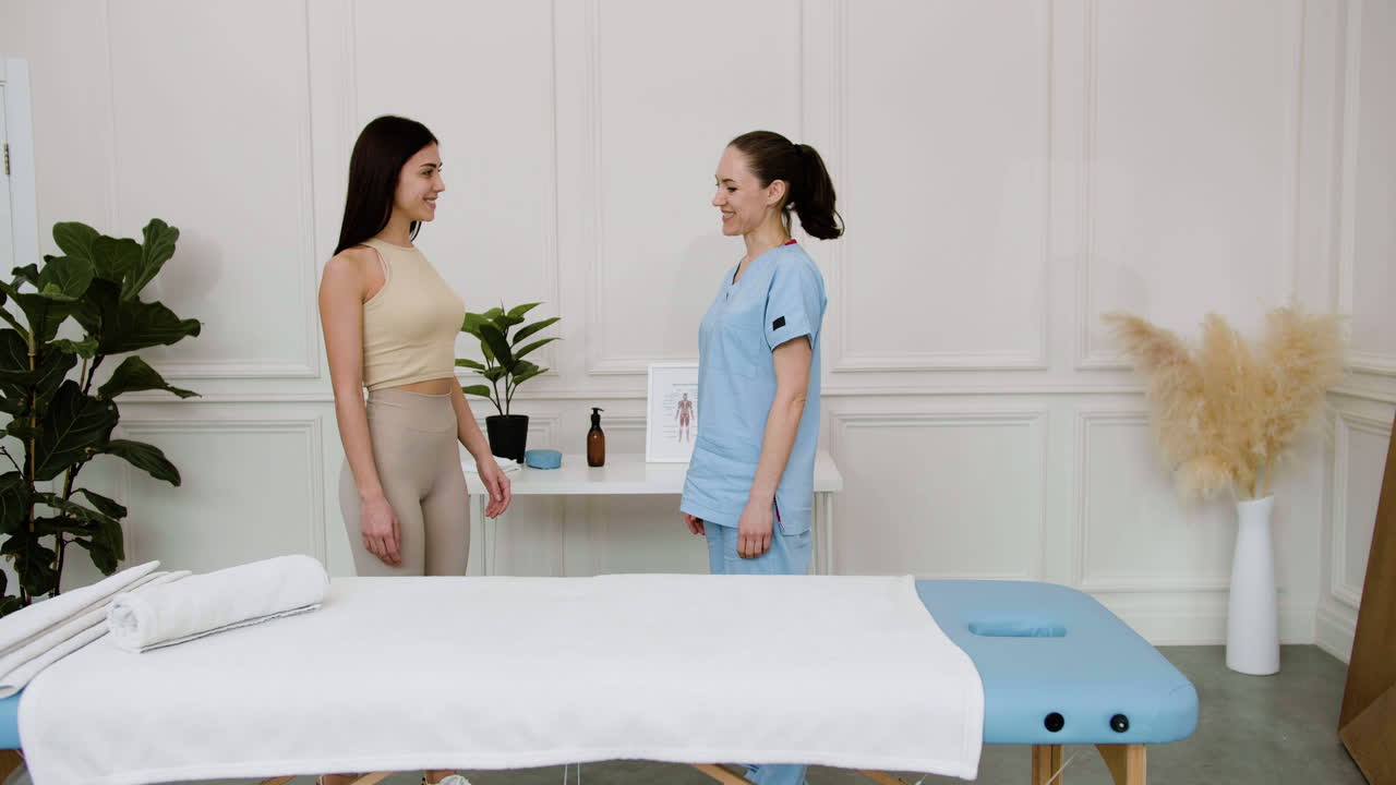 mujer joven visitando al fisioterapeuta