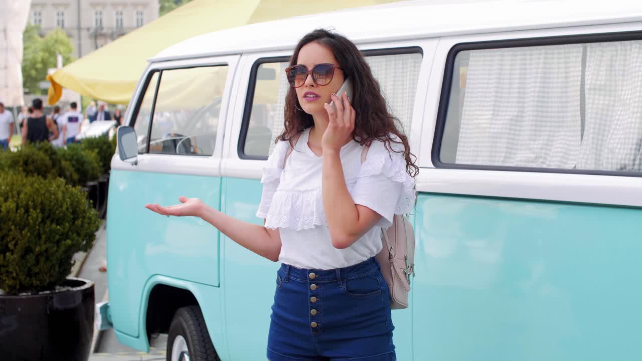 turista hablando por teléfono móvil