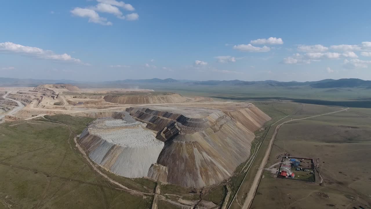 Ripresa aerea con drone di una miniera gigantesca in Mongolia