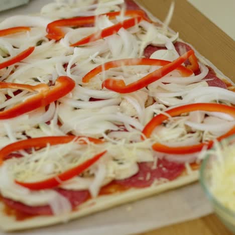 mujer hacer una sabrosa pizza casera tradicional