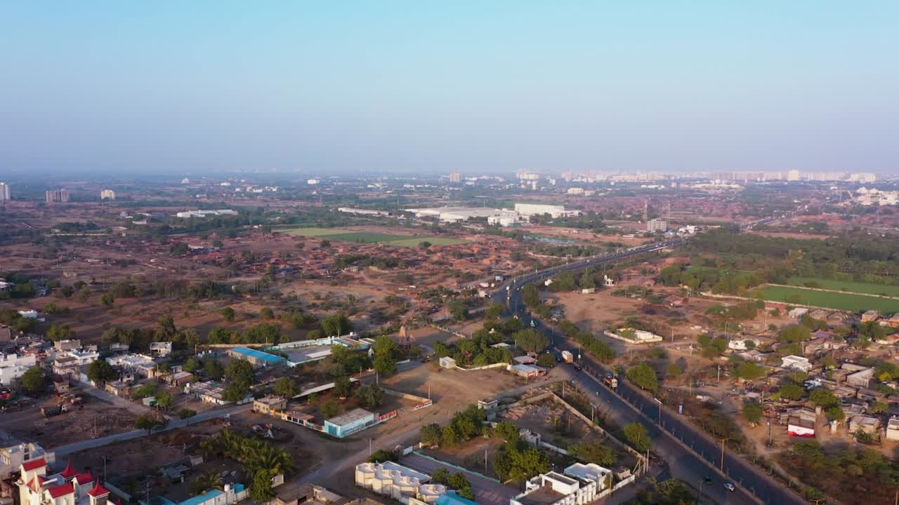 otoño en el pueblo de la cima de la colina, paisaje de lujo. paisaje toscano. campo europeo. escena de tierras de cultivo. temporada de cosecha. campo agrícola