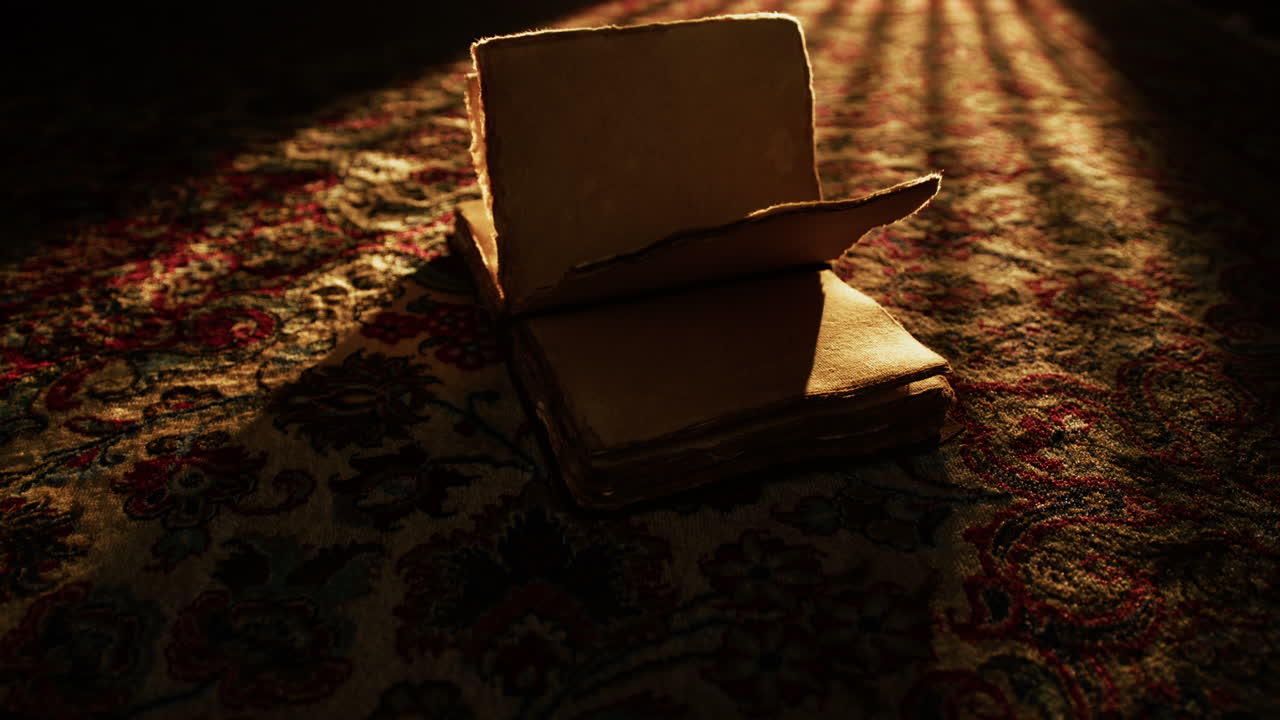 Libro sacro per il Ramadan sul tappeto.