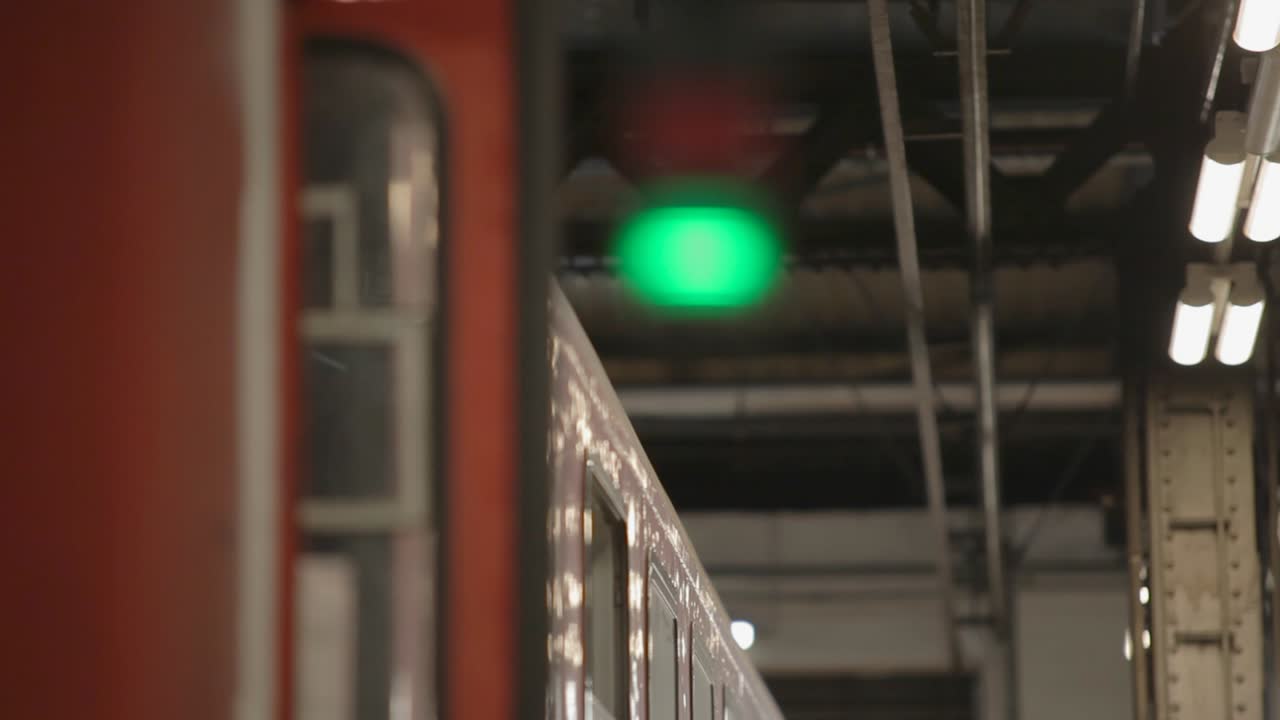 빨간색과 초록색 신호등이 집중된 역의 열차, 산업 환경