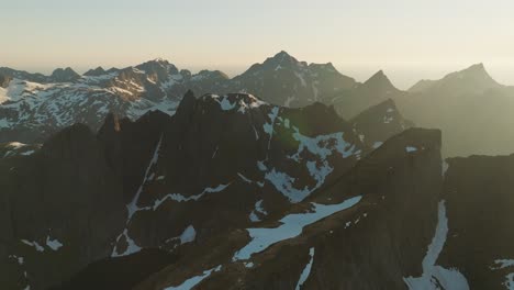 Schneebedeckte-Berglandschaft-Mit-Abendrot-Auf-Den-Lofoten,-Norwegen,-Luftaufnahme