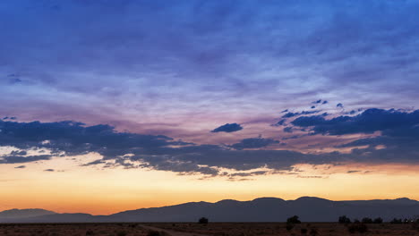 el sol se pone en majestuoso esplendor sobre el paisaje del desierto de mojave y la escarpada cordillera en el lapso de tiempo