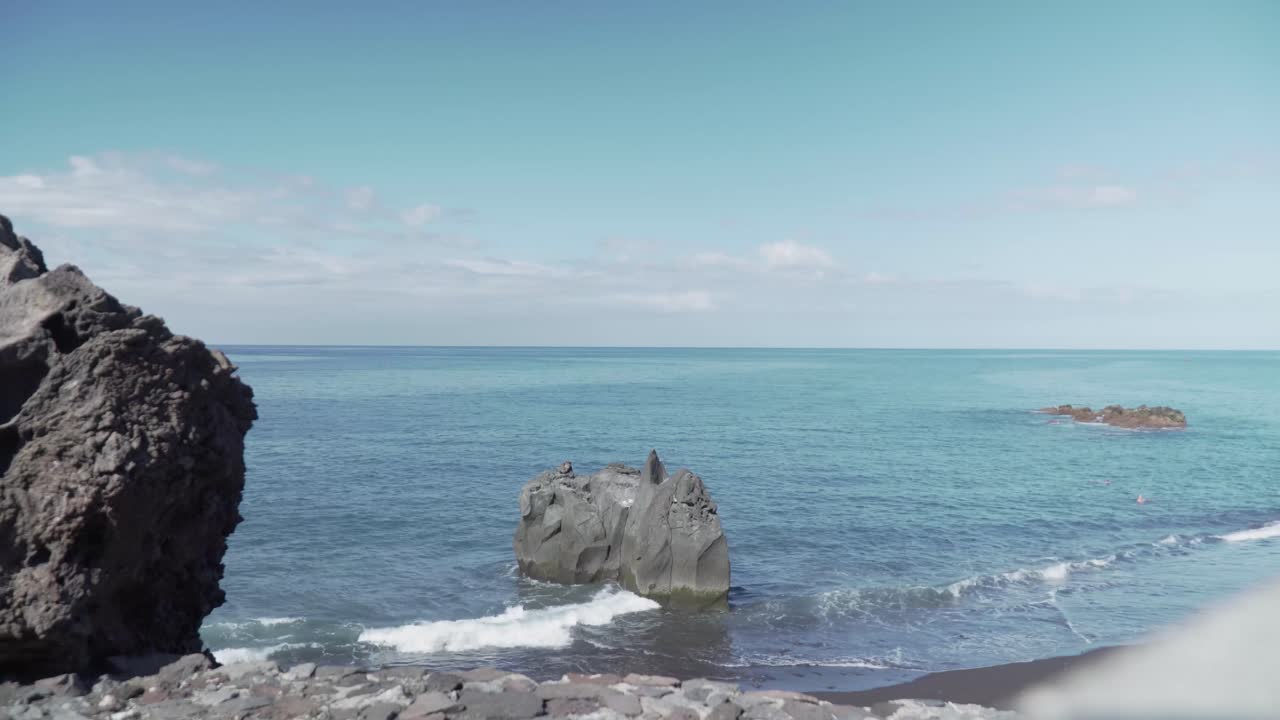 сцена вулканического побережья на пляже