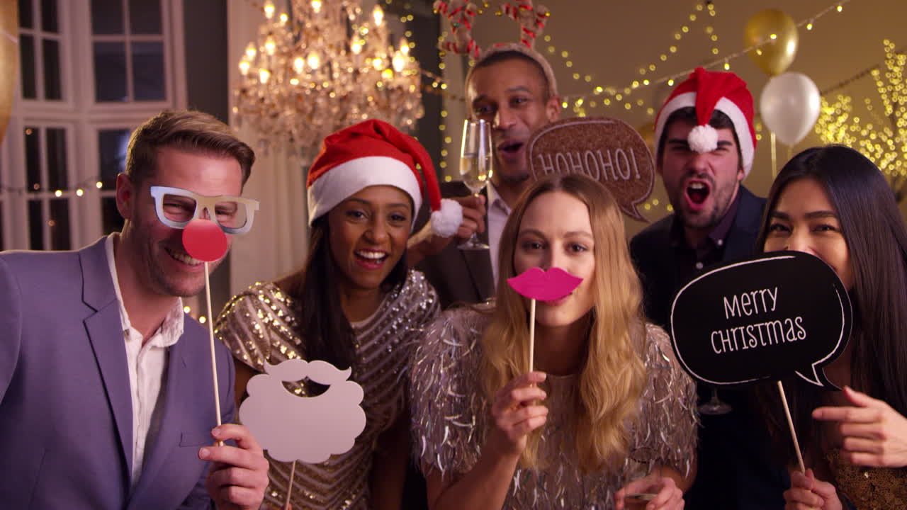 группа друзей, одевающихся вместе на рождественскую вечеринку