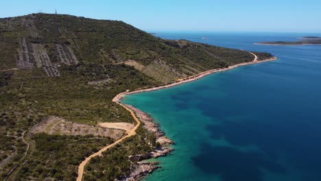 Toma-De-Seguimiento-Aéreo-De-4k-A-Lo-Largo-De-La-Costa-Cerca-De-Primošten,-Croacia