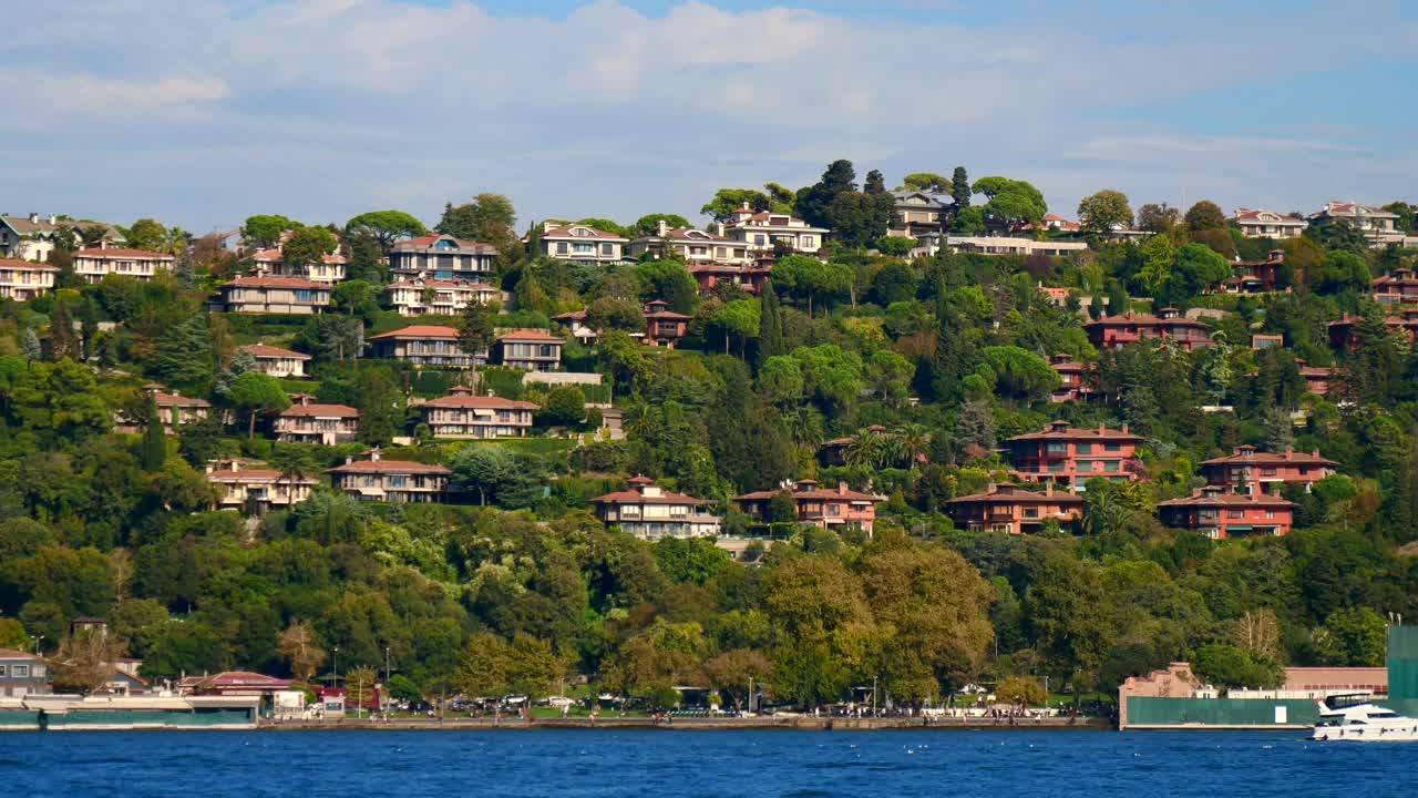 дома на холме с видом на море в стамбуле, турция