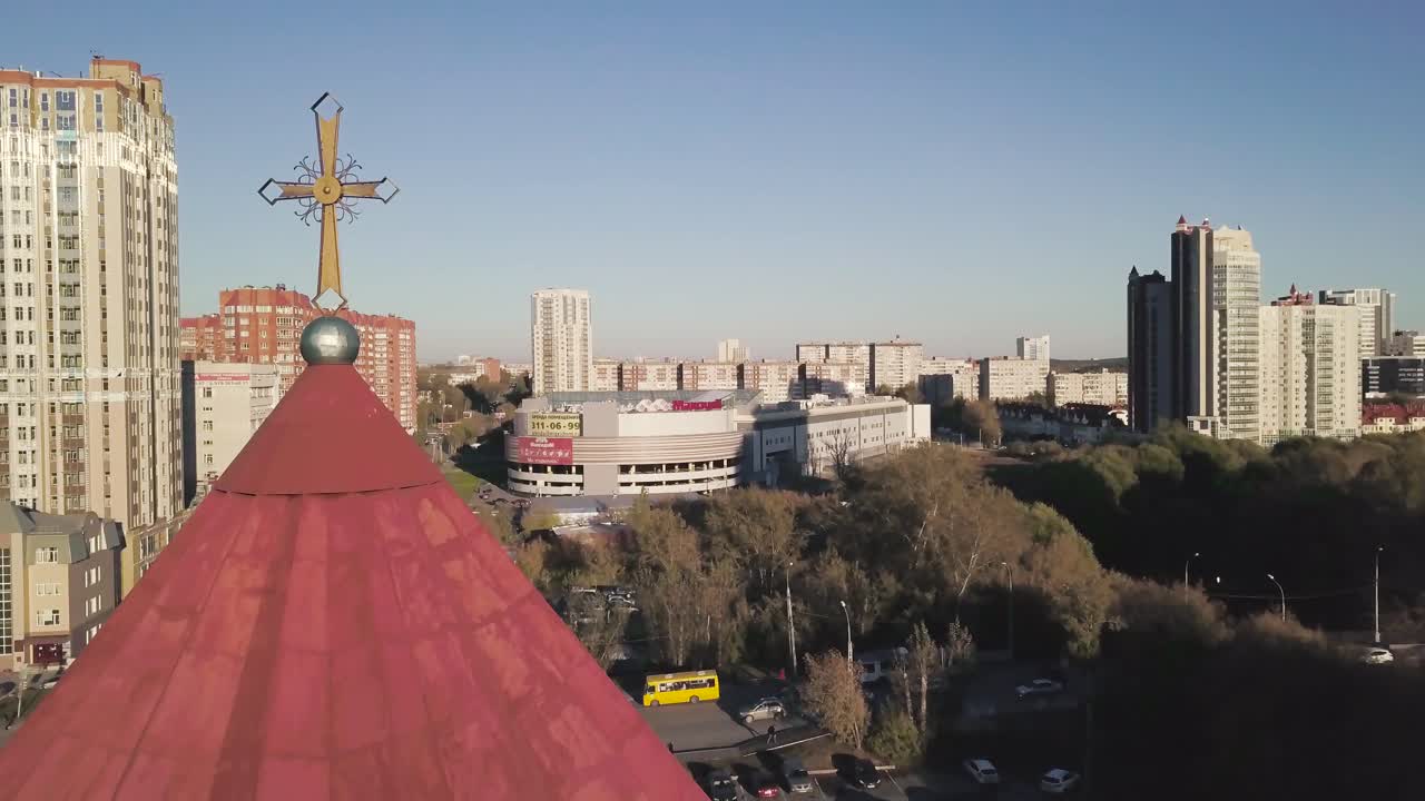 paisaje urbano con iglesia y centro comercial