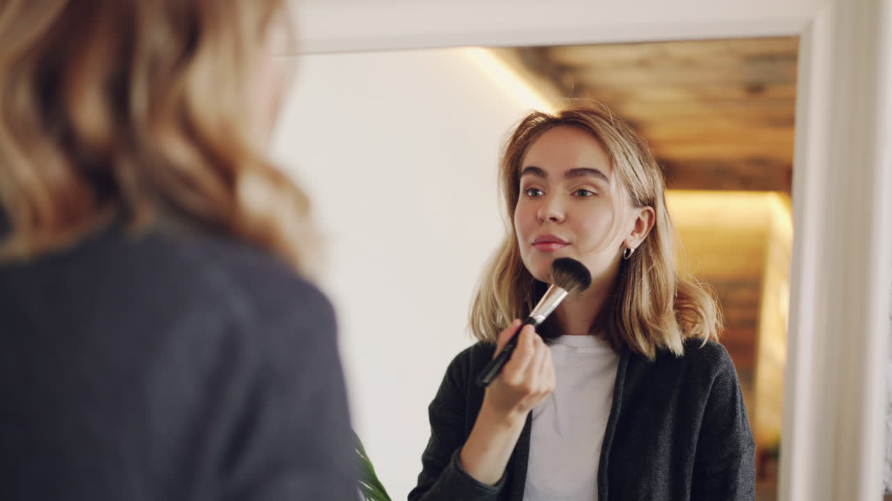 거울 앞 에서 메이크업 을 하는 여자