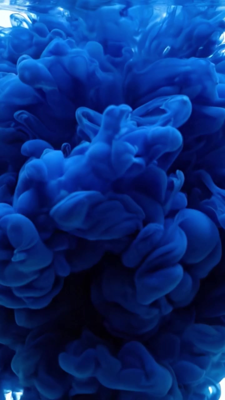 Movimento dinamico di inchiostro blu: affascinanti vortici e forme fluide sotto la superficie - una visione di colore e texture in movimento