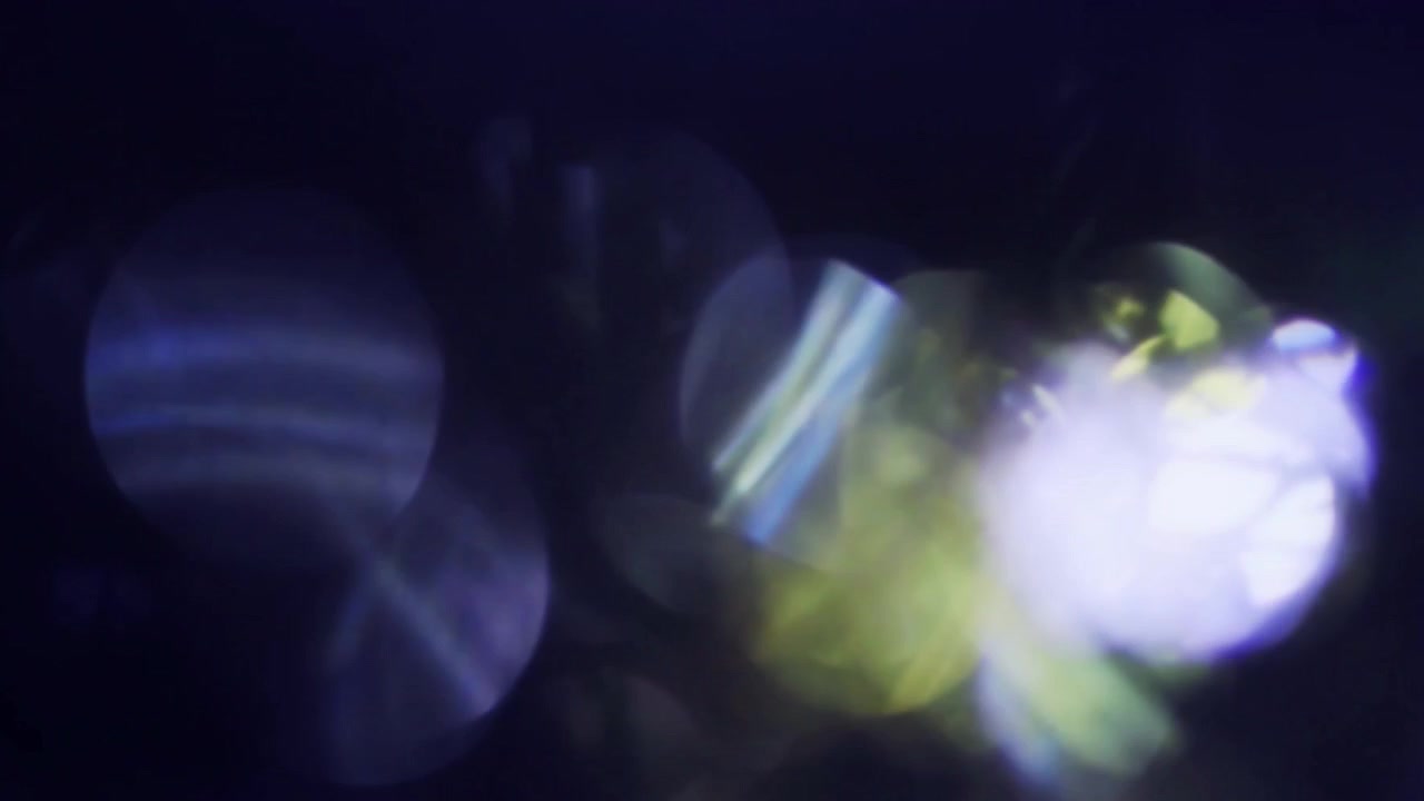 Fugas de luz abstratas e sobreposições bokeh em fundo escuro