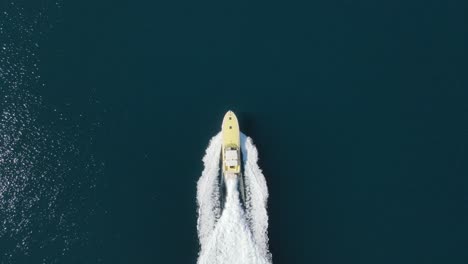 una lancha rápida avanzando en el mar