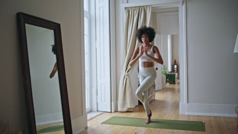 Modelo-Delgado-Practicando-Asanas-De-Yoga-En-La-Colchoneta.-Mujer-Africana-En-Forma-Haciendo-Pose-De-Namaste