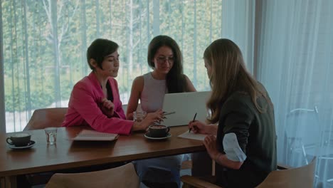mujeres en una reunión de negocios