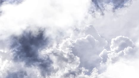 espesas nubes en el cielo despejado