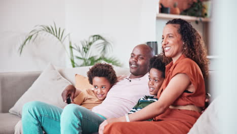 Glücklich,-Entspannen-Und-Afrikanische-Familie-Fernsehen