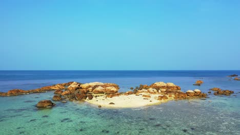 Cayo-Rocoso-Arenoso-En-El-Mar-Tropical-Tranquilo