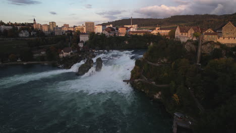 Fantastica-Toma-Aerea-En-Aproximacion-A-Las-Cataratas-Del-Rin-Y-Donde-Se-Puede-Ver-El-Castillo-De-Laufen