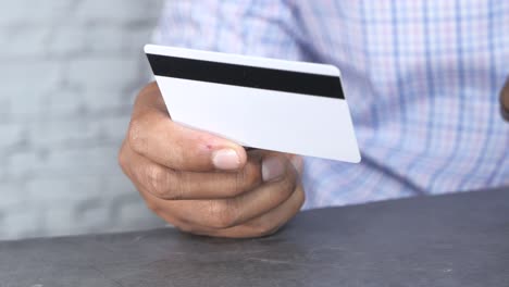 persona titular de una tarjeta de crédito