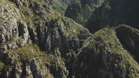 Paisaje-Con-Tirolesa-Extendida-A-Través-De-Montañas