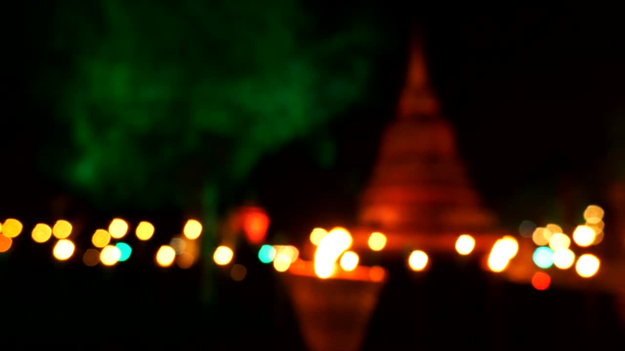 масляная лампа с красочными огнями боке круги в темноте