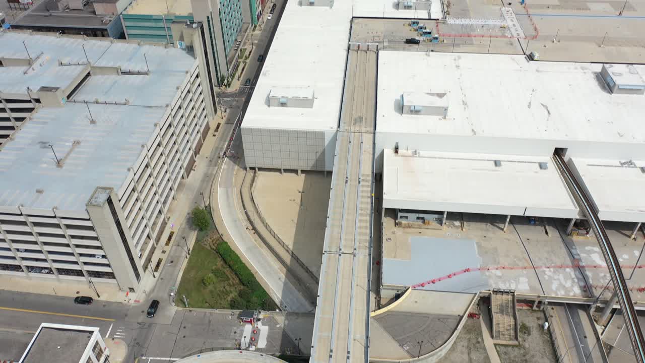 4k sobre estacionamiento cobo hall e inclinación hacia arriba