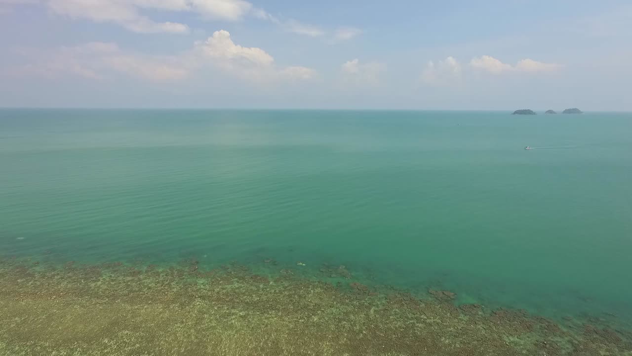 снимок с воздуха далеких тропических островов, океана и кораллового рифа