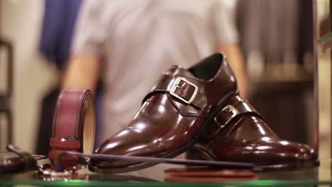 comprando zapatos de hombre con deslizador 3