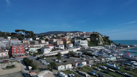 Numana-Pequeña-Aldea,-Conero-Riviera-En-Le-Marche,-Italia,-Imágenes-Aéreas-De-Drones