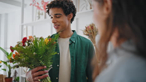 el cliente de la flor de piel negra compra hermosos trabajos artísticos de floristería en la floristería.