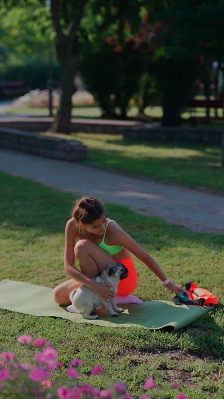 mujer y su perro disfrutando de una relajante sesión de yoga en el parque