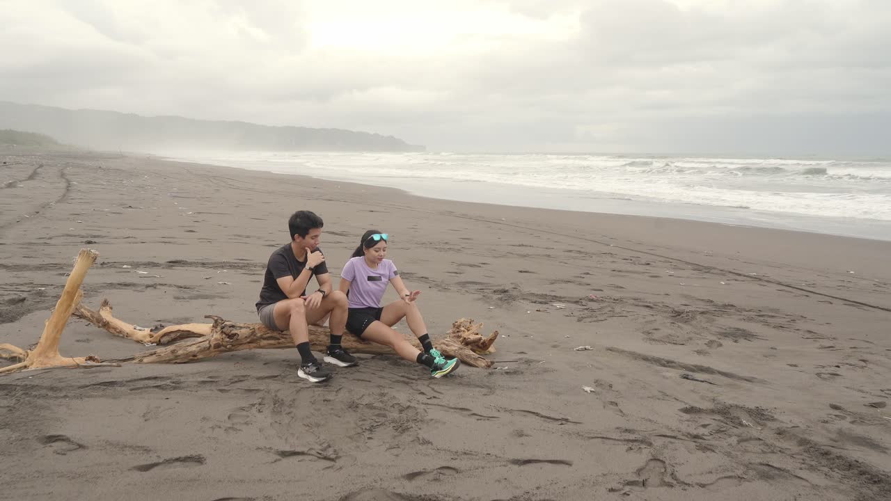 пара отдыхает на пляже