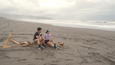 una pareja relajándose en una playa.