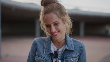 porträt schöne junge frau lächelnd schüchtern weiblich trägt stilvolle denim mode genießen unabhängigen städtischen lebensstil