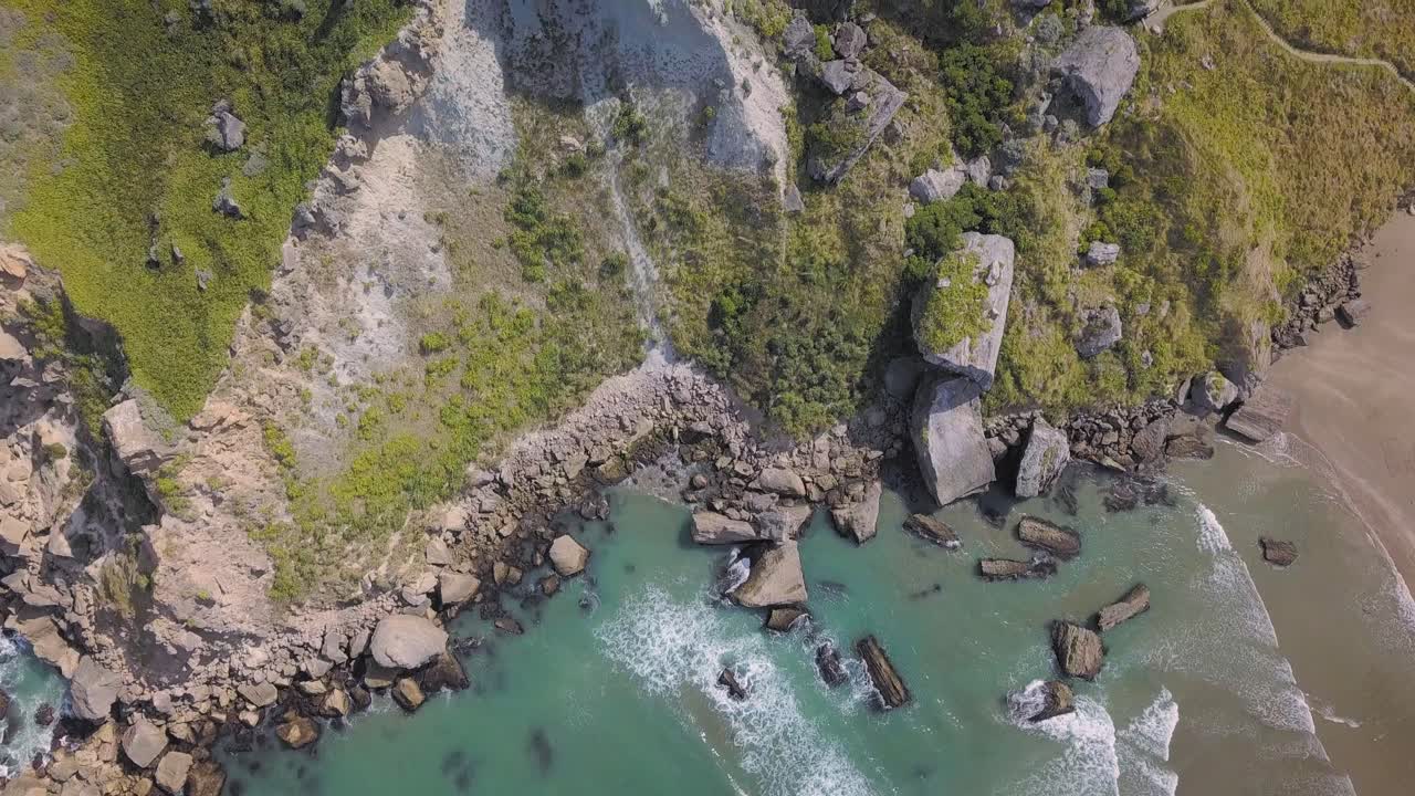 뉴질랜드 캐슬포인트에 있는 해안선과 성암의 오버헤드 공중 전망