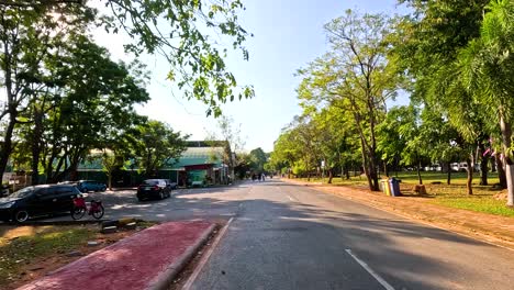 vista tranquila de la calle cerca del zoológico de korat, tailandia