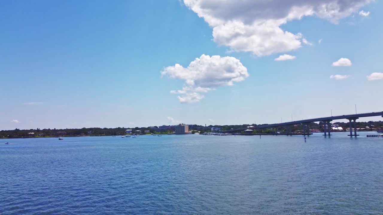 벨레어 코즈웨이 다리가 있는 플로리다 벨에어 해변 근처의 깊고 푸른 바다가 측면에서 보입니다.